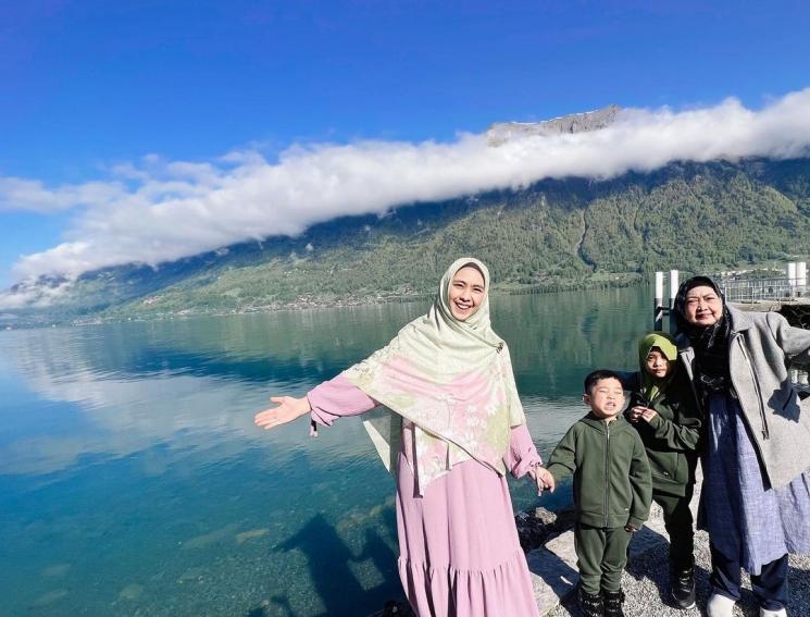 Potret Liburan Keluarga Oki Setiana Dewi di Swiss (Instagram/okisetianadewi)
