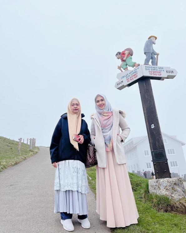 Potret Liburan Keluarga Oki Setiana Dewi di Swiss (Instagram/okisetianadewi)