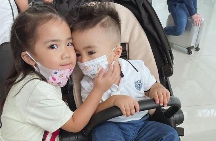 Potret Momo Geisha Momong Anak di Singapura. (Instagram/therealmomogeisha)