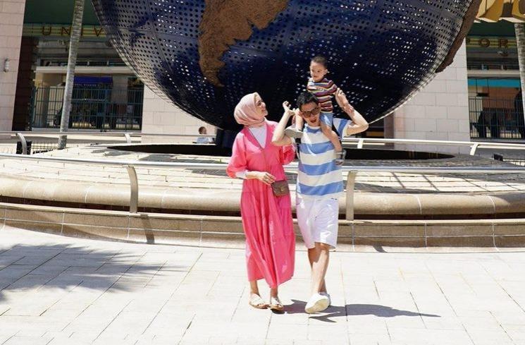 Citra Kirana dan Rezky Aditya berlibur di Singapura. (Instagram/@citraciki)