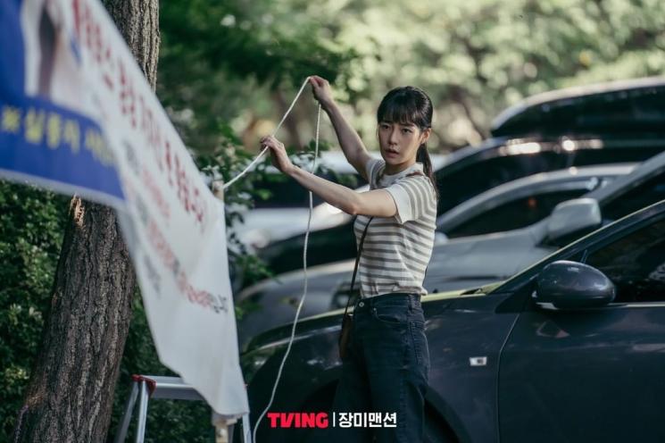 Potret Lim Ji Yeon di Rose Mansion (Instagram/@tving.official)