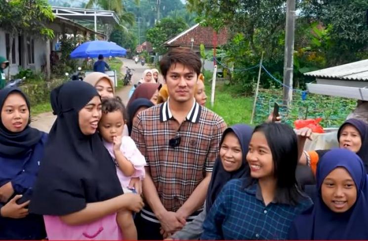 Momen Mudik Rizky Billar Mudik ke Kampung Lesti Kejora. (YouTube/ Leslar Entertainment)
