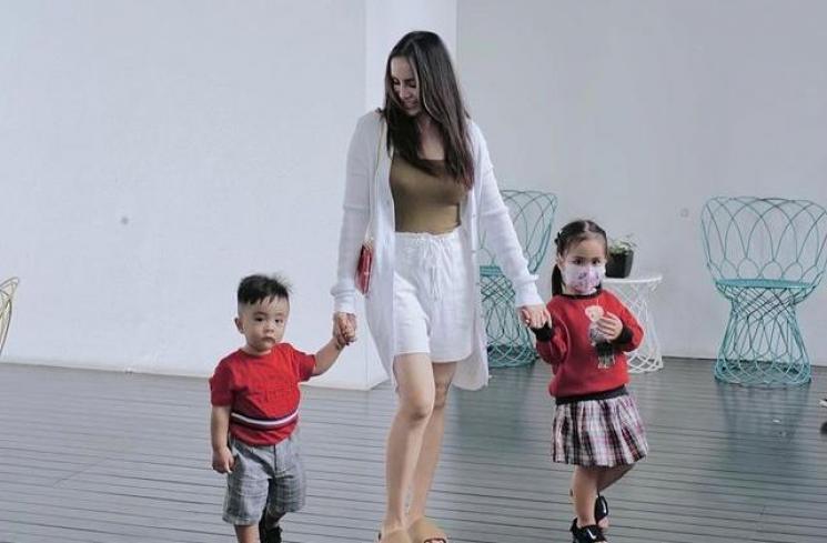 Potret Momo Geisha Momong Anak di Singapura. (Instagram/therealmomogeisha)