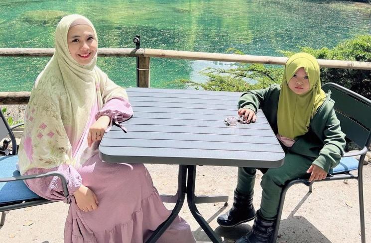 Potret Liburan Keluarga Oki Setiana Dewi di Swiss (Instagram/okisetianadewi)
