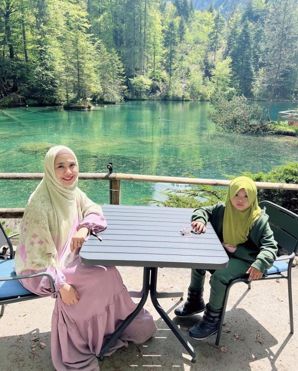 Potret Liburan Keluarga Oki Setiana Dewi di Swiss (Instagram/okisetianadewi)