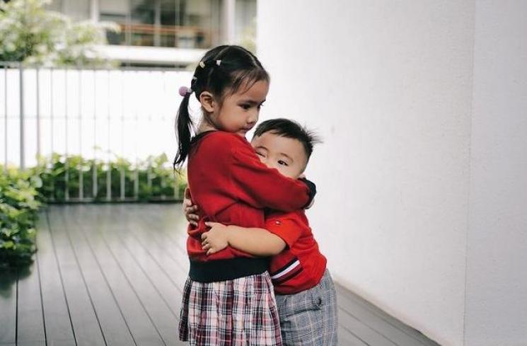 Potret Momo Geisha Momong Anak di Singapura. (Instagram/therealmomogeisha)