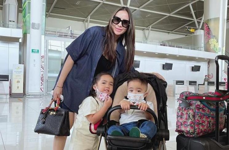 Potret Momo Geisha Momong Anak di Singapura. (Instagram/therealmomogeisha)