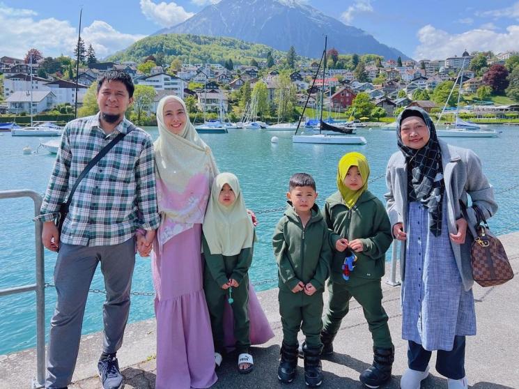 Potret Liburan Keluarga Oki Setiana Dewi di Swiss (Instagram/okisetianadewi)