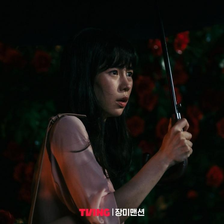 Potret Lim Ji Yeon di Rose Mansion (Instagram/@tving.official)
