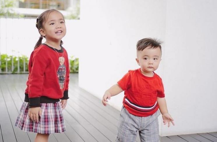 Potret Momo Geisha Momong Anak di Singapura. (Instagram/therealmomogeisha)