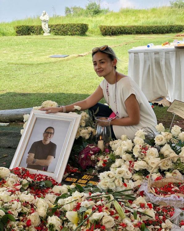 Joanna Alexandra ziarah ke makam Raditya Oloan. (Instagram/joannaalexandra)