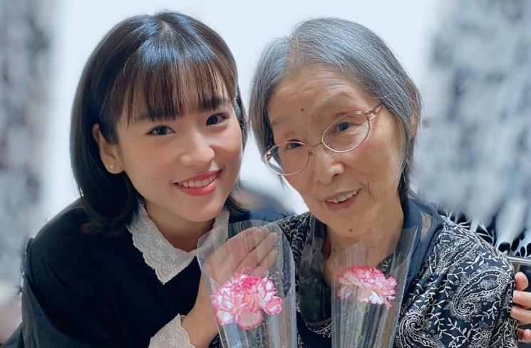 Potret hangat Haruka Nakagawa bareng nenek (Instagram/@haruuuu_chan)
