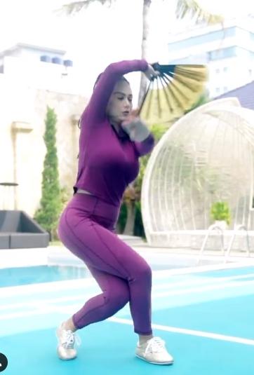 Potret Krisdayanti Latihan Wushu. (Instagram/krisdayantilemos)