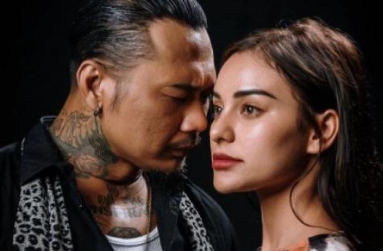 Artis Menikah di Hari Ulang Tahun.