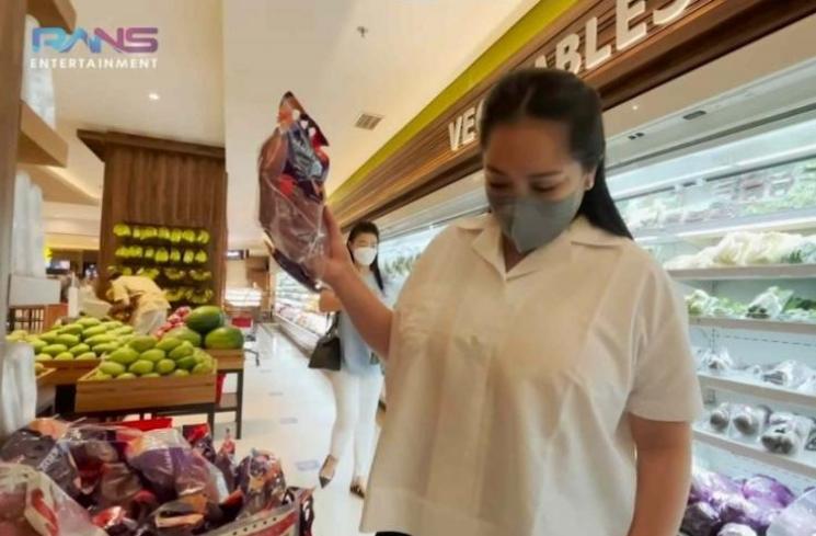 Momen Nagita Slavina Belanja Mpasi Rayyanza. (YouTube/RANS Entertainment)