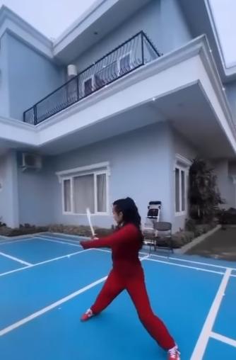 Potret Krisdayanti Latihan Wushu. (Instagram/krisdayantilemos)