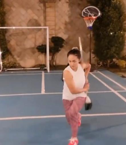 Potret Krisdayanti Latihan Wushu. (Instagram/krisdayantilemos)