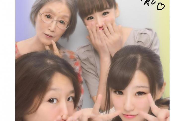 Potret hangat Haruka Nakagawa bareng nenek (Instagram/@haruuuu_chan)