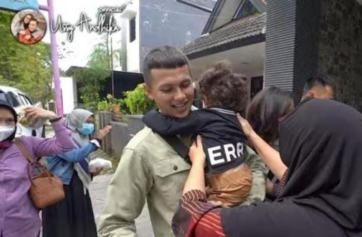 Momen Anak Andhika Pratama dan Ussy Sulistiawaty Mudik ke Malang. (YouTube/ Ussy Andhika Official)