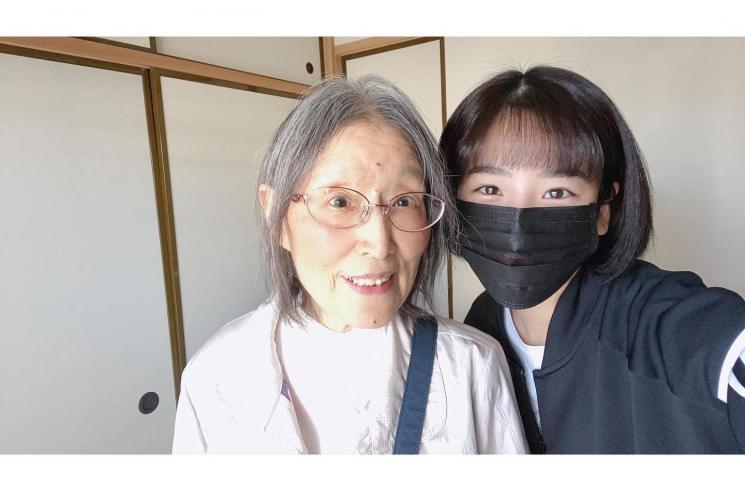 Potret hangat Haruka Nakagawa bareng nenek (Instagram/@haruuuu_chan)