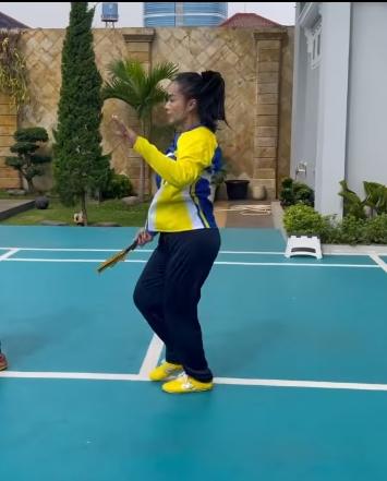 Potret Krisdayanti Latihan Wushu. (Instagram/krisdayantilemos)