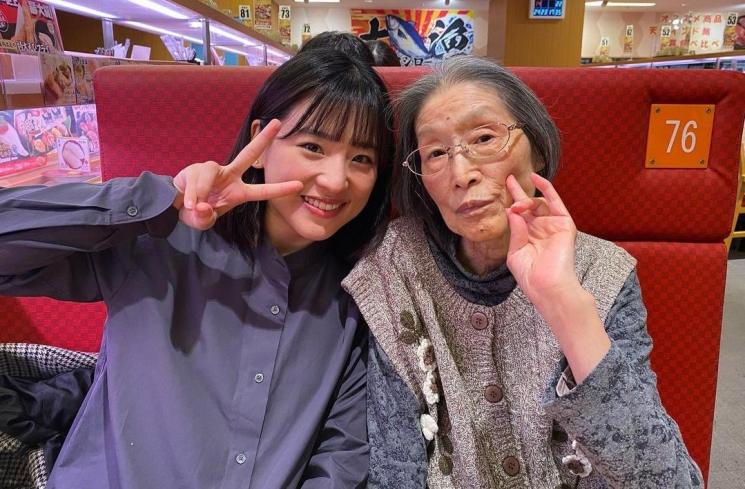 Potret hangat Haruka Nakagawa bareng nenek (Instagram/@haruuuu_chan)