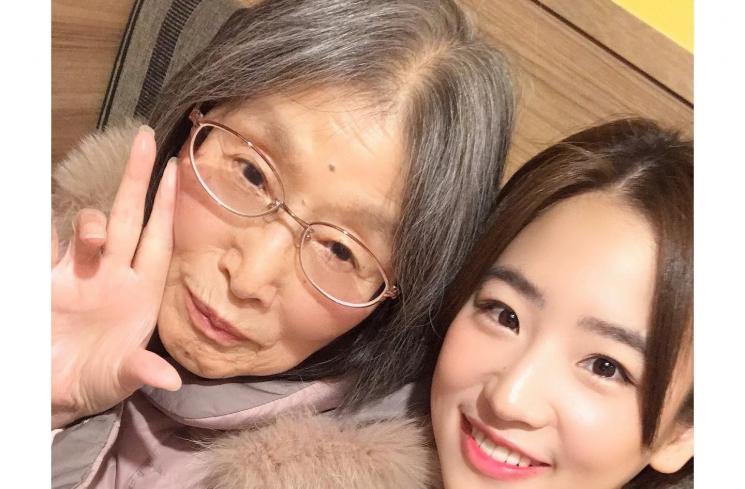 Potret hangat Haruka Nakagawa bareng nenek (Instagram/@haruuuu_chan)