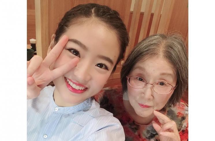 Potret hangat Haruka Nakagawa bareng nenek (Instagram/@haruuuu_chan)