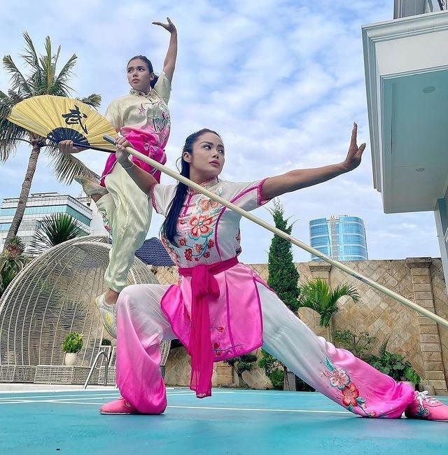 Potret Krisdayanti Latihan Wushu. (Instagram/krisdayantilemos)