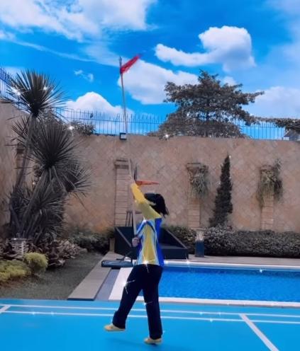 Potret Krisdayanti Latihan Wushu. (Instagram/krisdayantilemos)
