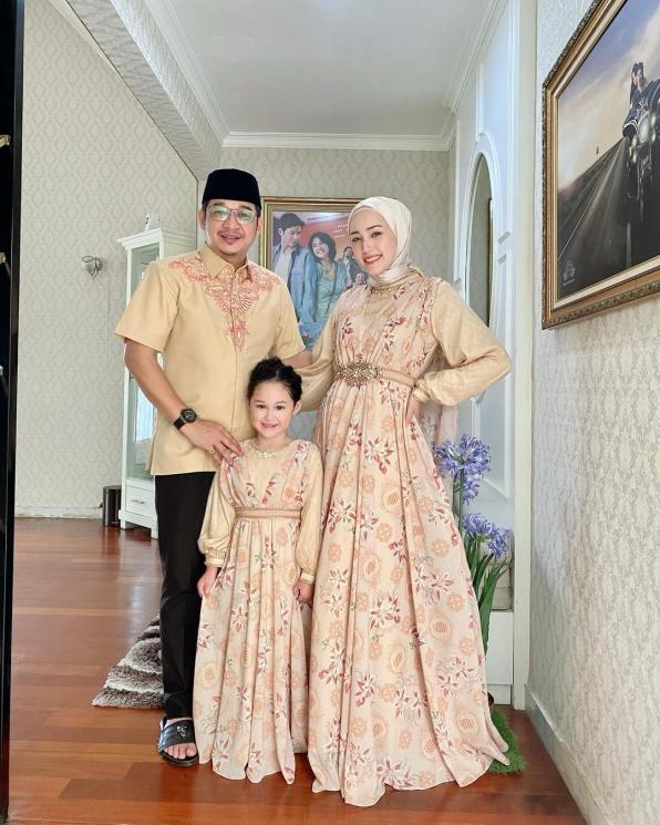 Gaya Halal Bihalal Seleb Istri Pejabat (Instagram/@adeliapasha)