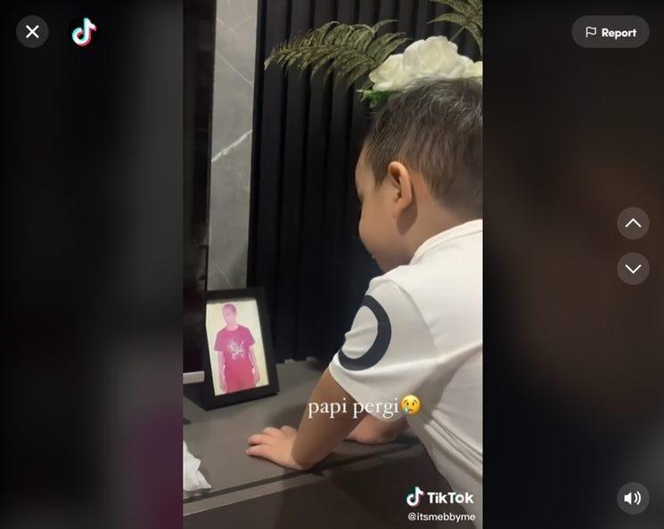 Gala Sky kembali terciduk lihatin foto mendiang ayah. (TikTok/@itsmebbyme)