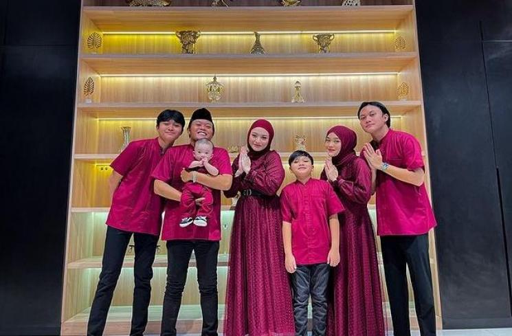 Artis Menikah di Hari Ulang Tahun.