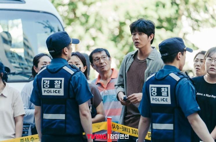 Potret Yoon Kyun Sang di Rose Mansion (Instagram/@tving.official)