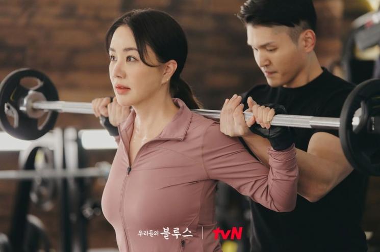 Potret Uhm Jung Hwa di Our Blues (Instagram/@tvn_drama)