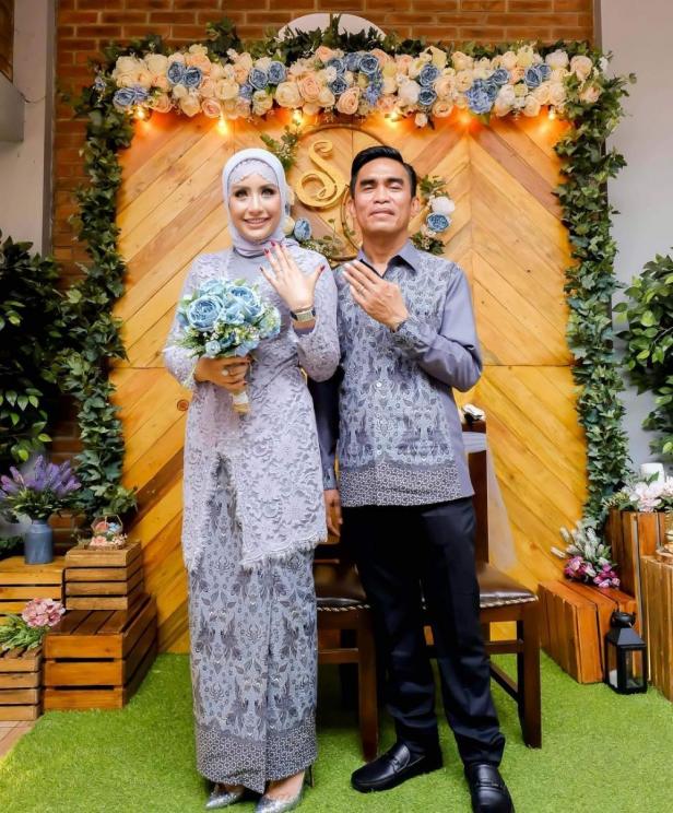 Gaya Pedangdut saat Lamaran (Instagram/@shintabachir86_real)
