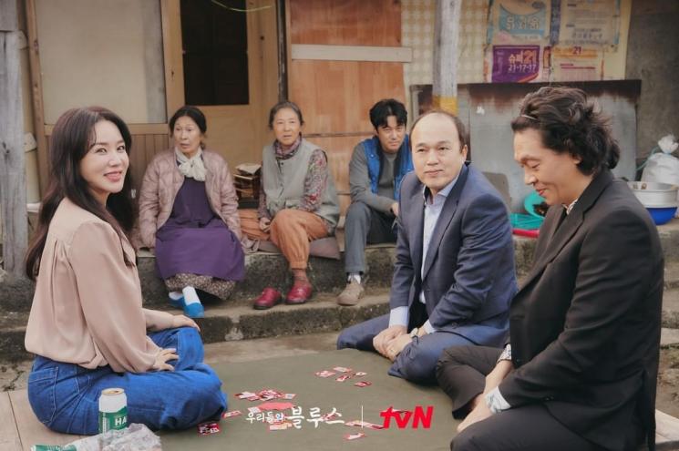 Potret Uhm Jung Hwa di Our Blues (Instagram/@tvn_drama)