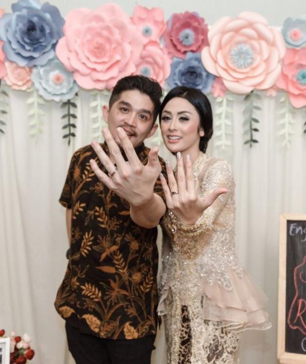 Gaya Pedangdut saat Lamaran (Instagram/@selvikitty)
