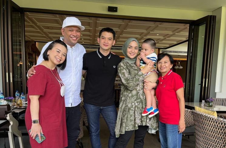 Liburan Citra Kirana dan Rezky Aditya di Singapura. (Instagram/@thereal_rezkyadhitya)