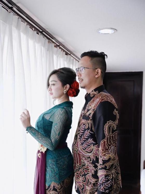 Gaya Pedangdut saat Lamaran (Instagram/@cupitagobas19)