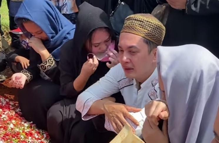 Potret Kiki Farrel dan Saudara. (Instagram/@kikifarrel_)