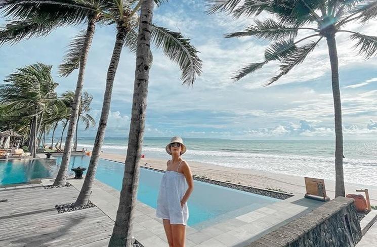 Potret Luna Maya Healing di Tepi Pantai. (Instagram/@lunamaya)