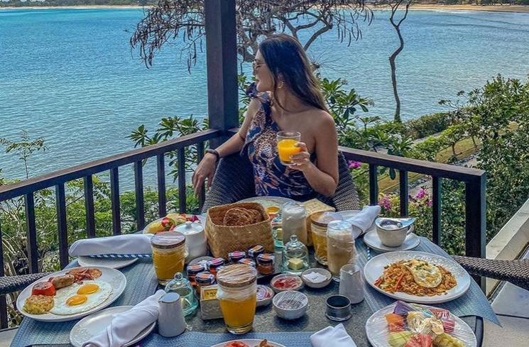 Potret Luna Maya Healing di Tepi Pantai. (Instagram/@lunamaya)