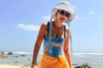 9 Potret Luna Maya Healing di Tepi Pantai, Enjoy Banget!