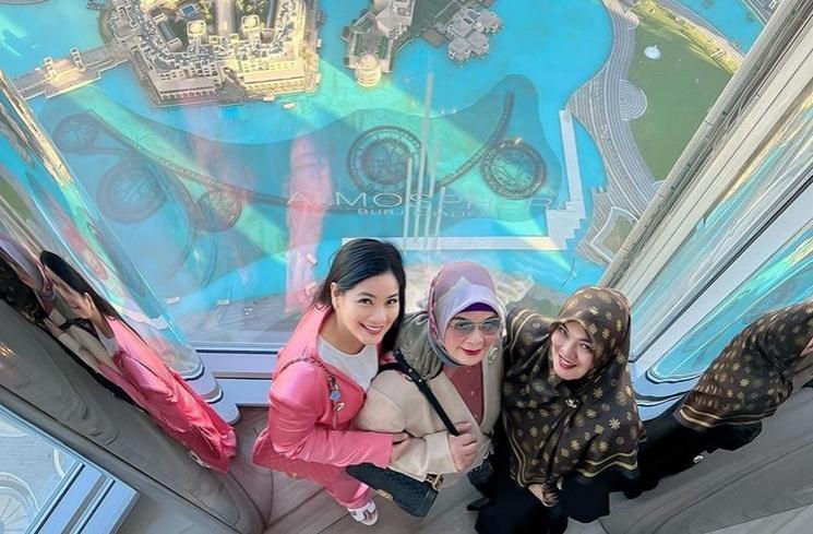 Potret Titi Kamal bareng Shireen Sungkar dan Laudya Cynthia Bella di Dubai. (Instagram/@titi_kamall)