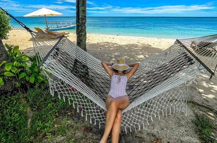 Potret Luna Maya Healing di Tepi Pantai. (Instagram/@lunamaya)