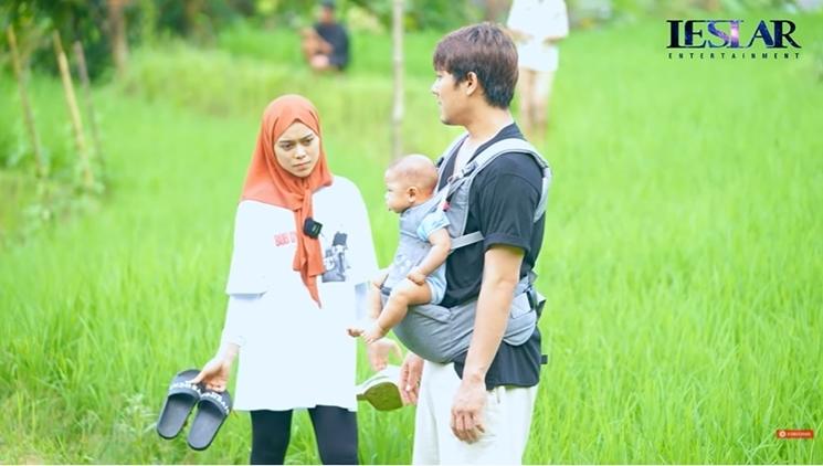Momen Lesti Kejora dan Rizky Billar keliling sawah di kampung. (YouTube/Leslar Entertainment)