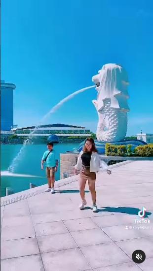Potret Liburan Kiky Saputri di Singapura. (Instagram/kikysaputrii)