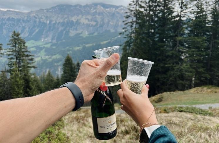 Potret liburan Nana Mirdad dan Andrew White di Swiss. (Instagram/@andrew.white._)