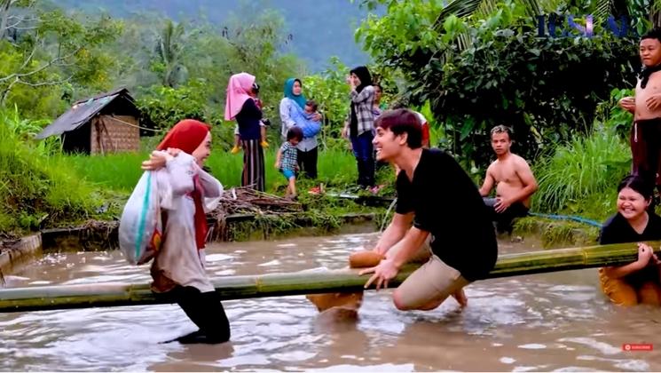 Momen Lesti Kejora dan Rizky Billar main di empang. (YouTube/Leslar Entertainment)